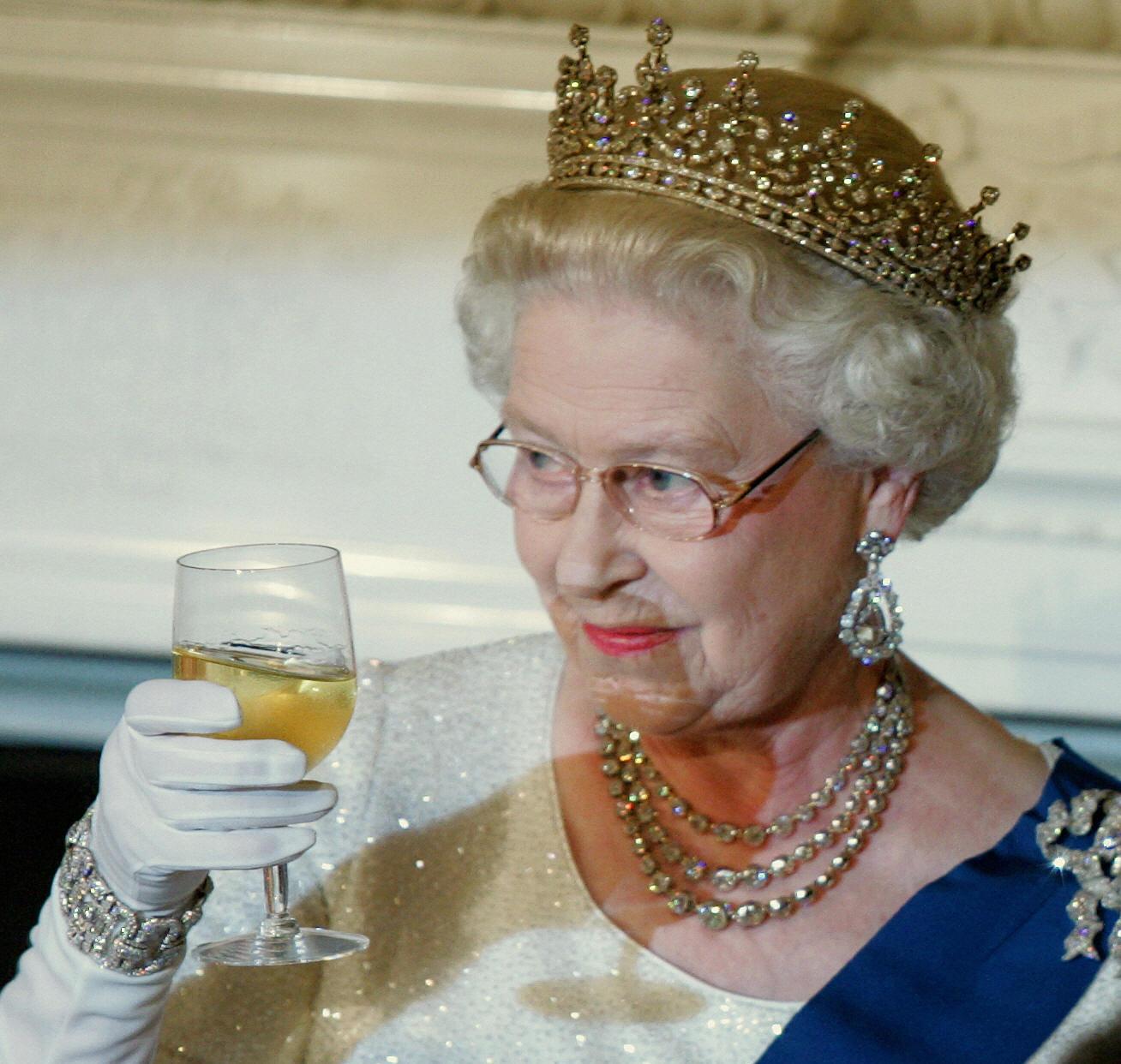 Queen-Elizabeth-drinking