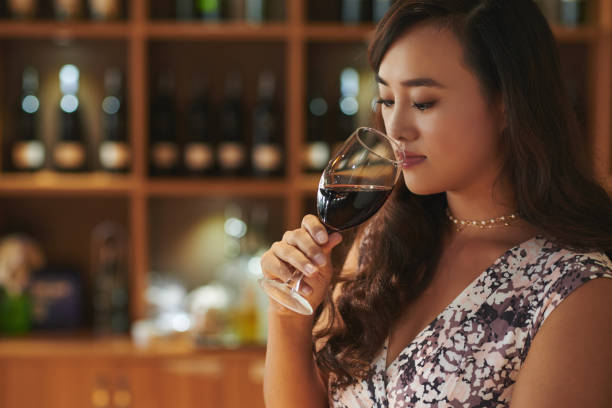 ragazza cinese beve vino rosso