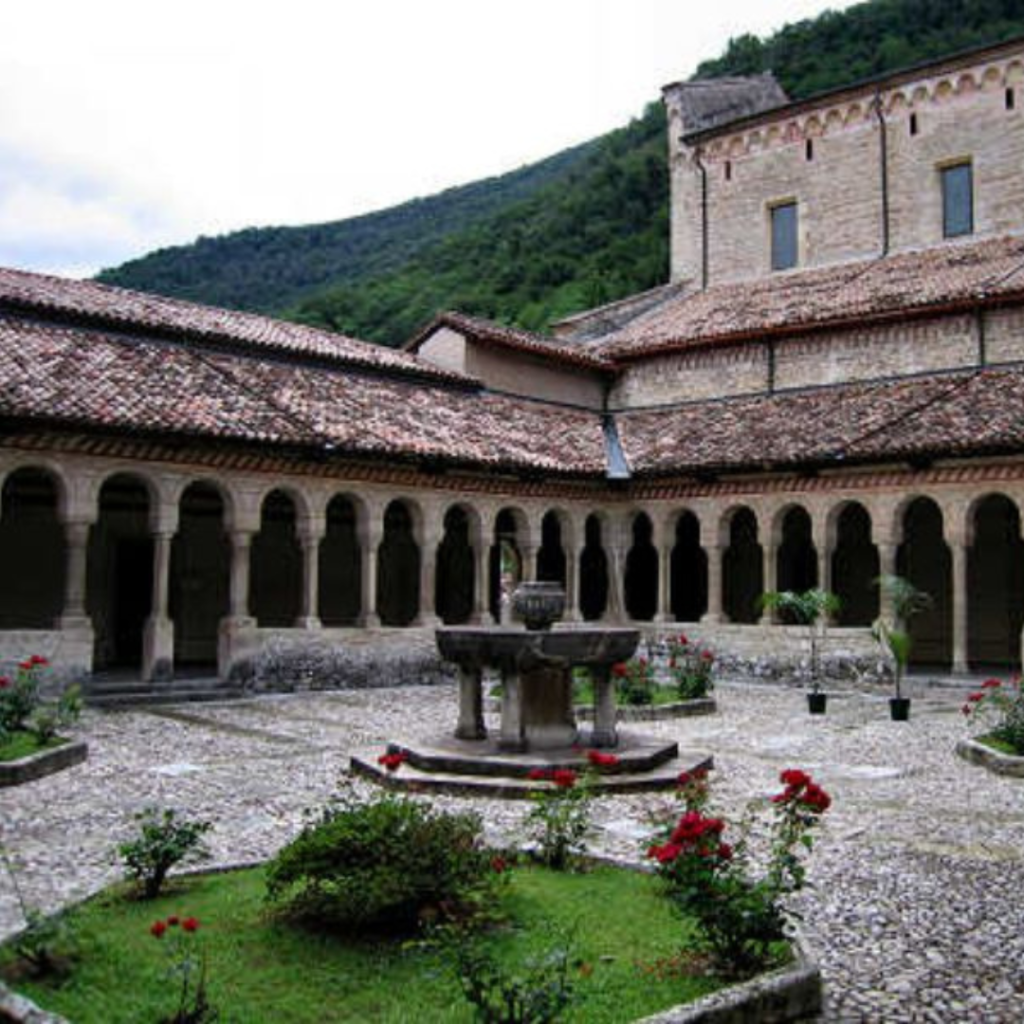 Abbazia di Santa Maria, il chiostro
