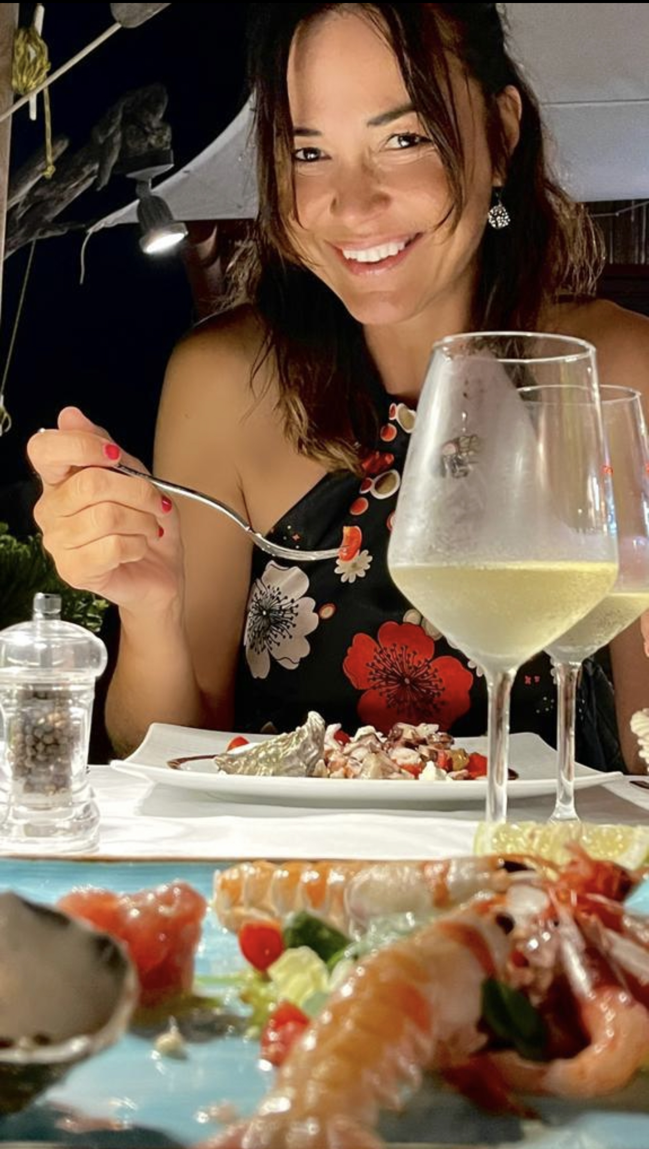 Iuliana Ierugan con vino e piatto